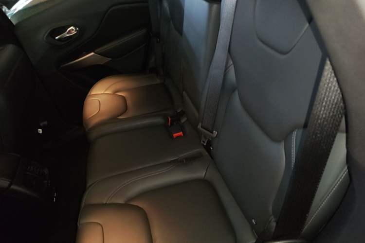Used Jeep Cherokee 2019 2.0T Two-Wheel Drive Smart Enjoyment Version China VI Left Rear Seat