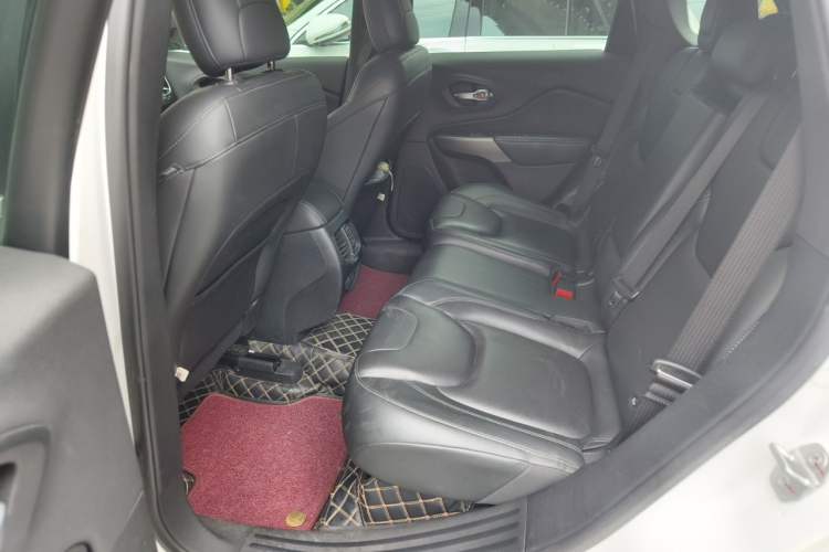 Used Jeep Cherokee 2019 2.0T Four-Wheel Drive Explorer Edition China VI Emission Standard Left Rear Seat