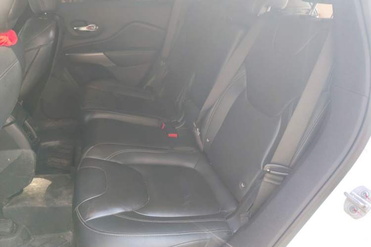 Used Jeep Cherokee 2019 2.0T Four-Wheel Drive Explorer Edition China V Left Rear Seat