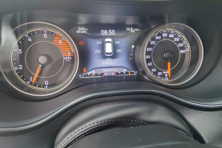 Used Jeep Cherokee 2019 2.0T Four-Wheel Drive All-Round Version China VI Odometer Close Up