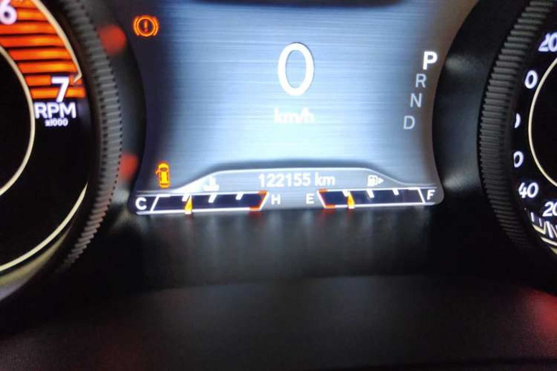 Used Jeep Cherokee 2019 2.0T Four-Wheel Drive Explorer Edition China VI Emission Standard Odometer Close Up