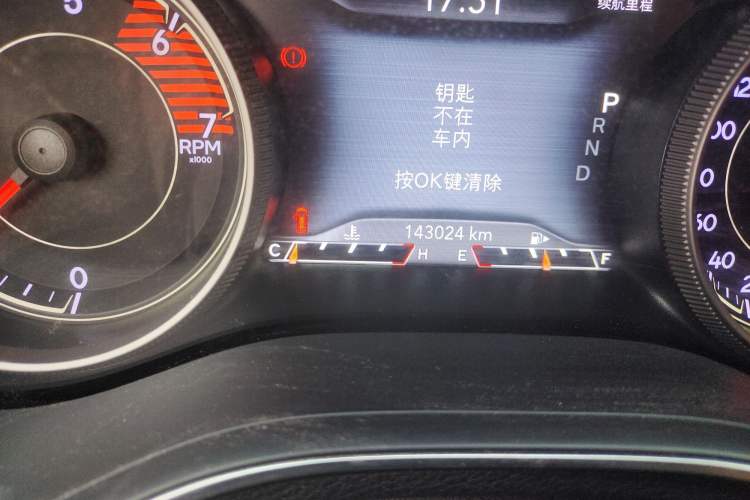 Used Jeep Cherokee 2019 2.0T Four-Wheel Drive Explorer Edition China VI Emission Standard Odometer Close Up