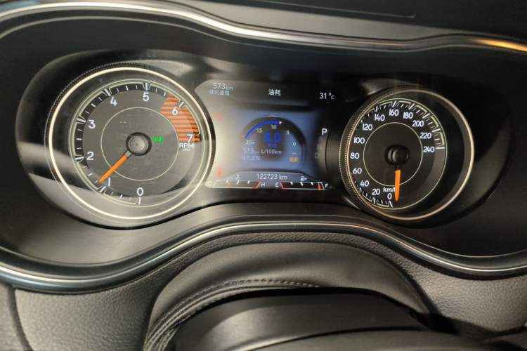 Used Jeep Cherokee 2019 2.0T Two-Wheel Drive Smart Enjoyment Version China VI Odometer Close Up