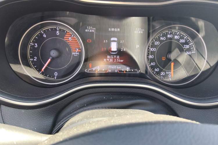 Used Jeep Cherokee 2019 2.0T Four-Wheel Drive Explorer Edition China VI Emission Standard Odometer Close Up