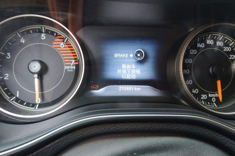 Used Jeep Cherokee 2019 2.0T Four-Wheel Drive Explorer Edition China V Odometer Close Up