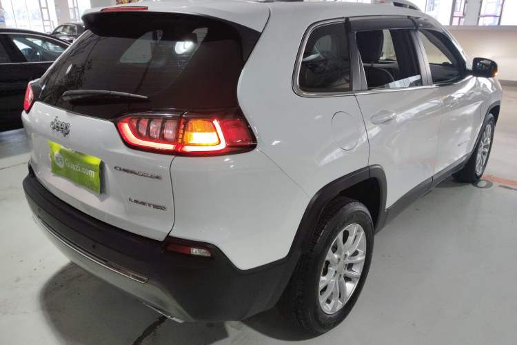 Used Jeep Cherokee 2019 2.0T Two-Wheel Drive Smart Enjoyment Version China V Rear Right 45 Deg