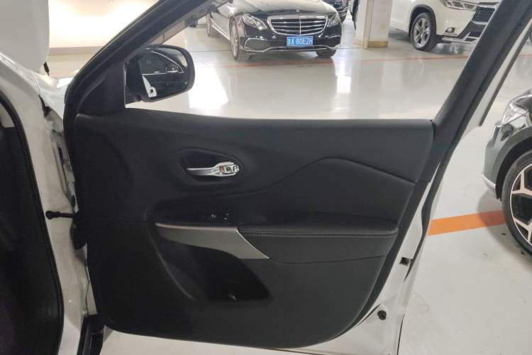 Used Jeep Cherokee 2019 2.0T Two-Wheel Drive Smart Enjoyment Version China V Right Front Door Interior