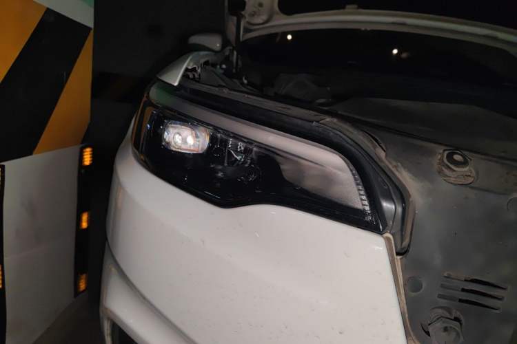 Used Jeep Cherokee 2019 2.0T Four-Wheel Drive Explorer Edition China VI Emission Standard Right Front Headlight