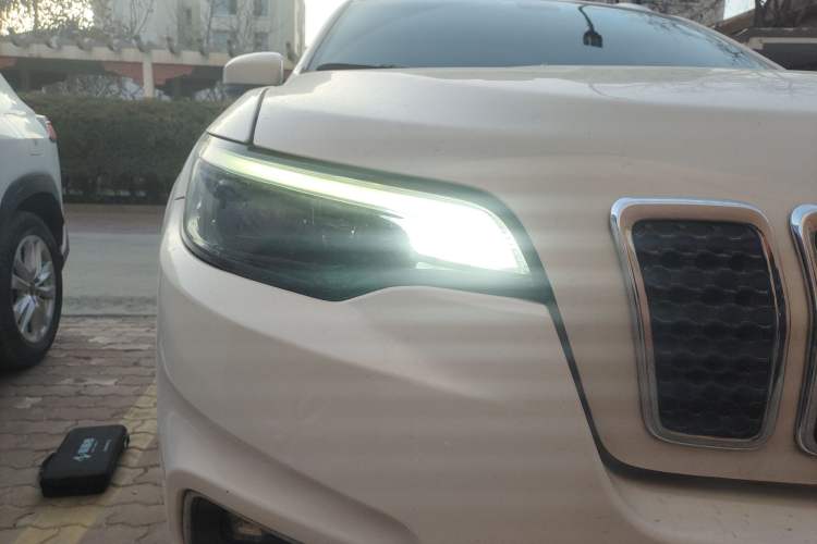 Used Jeep Cherokee 2019 2.0T Four-Wheel Drive Explorer Edition China VI Emission Standard Right Front Headlight