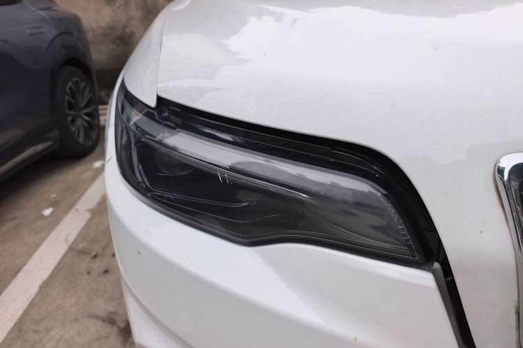 Used Jeep Cherokee 2019 2.0T Four-Wheel Drive Explorer Edition China VI Emission Standard Right Front Headlight