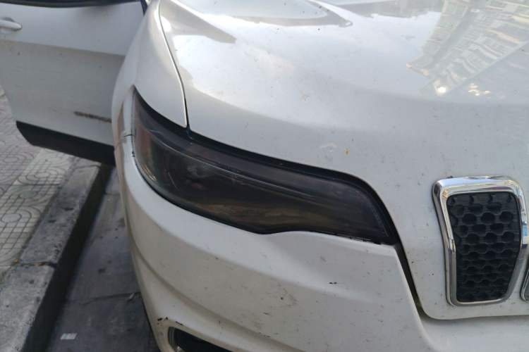 Used Jeep Cherokee 2019 2.0T Four-Wheel Drive Explorer Edition China V Right Front Headlight
