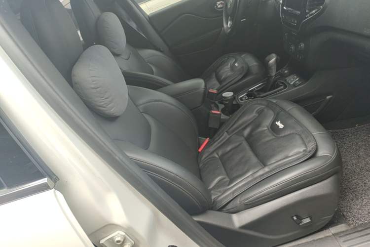 Used Jeep Cherokee 2019 2.0T Four-Wheel Drive Explorer Edition China VI Emission Standard Right Front Seat