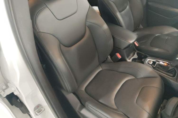 Used Jeep Cherokee 2019 2.0T Two-Wheel Drive Smart Enjoyment Version China V Right Front Seat