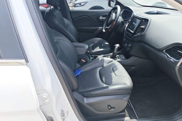 Used Jeep Cherokee 2019 2.0T Two-Wheel Drive Smart Enjoyment Version China V Right Front Seat