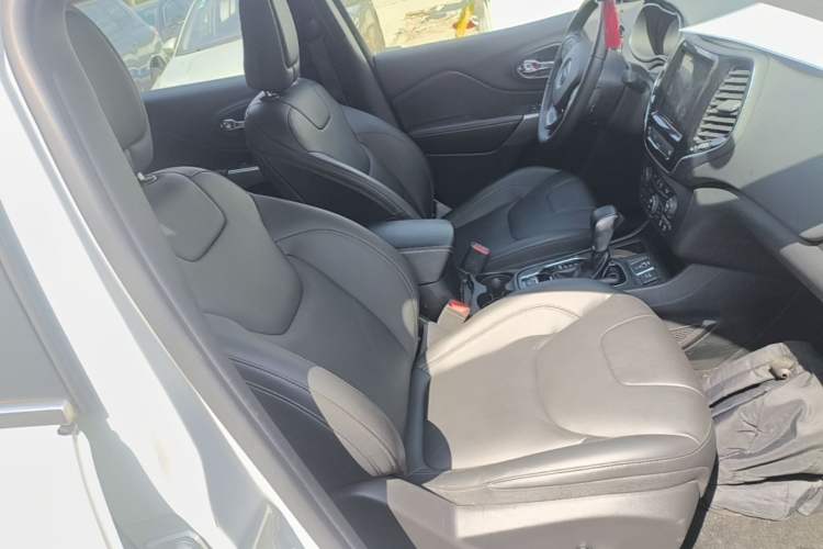 Used Jeep Cherokee 2019 2.0T Two-Wheel Drive Smart Enjoyment Version China VI Right Front Seat