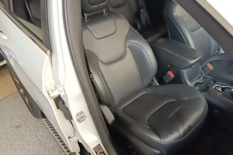 Used Jeep Cherokee 2019 2.0T Four-Wheel Drive Exploration Edition + Autonomous Driving Smart Package China V Right Front Seat