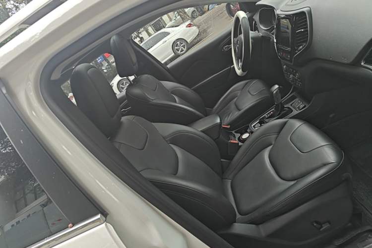 Used Jeep Cherokee 2019 2.0T Two-Wheel Drive Smart Enjoyment Version China V Right Front Seat