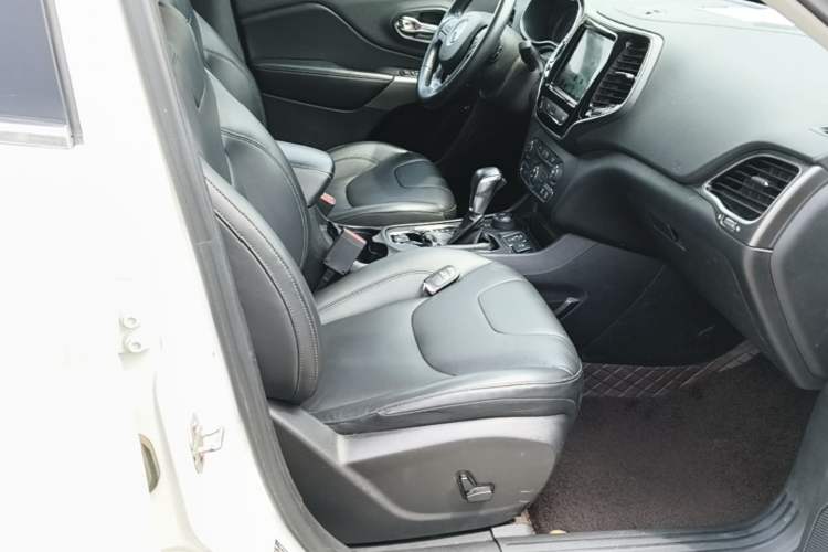 Used Jeep Cherokee 2019 2.0T Four-Wheel Drive Explorer Edition China VI Emission Standard Right Front Seat