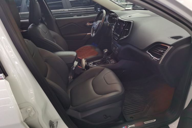Used Jeep Cherokee 2019 2.0T Four-Wheel Drive Explorer Edition China V Right Front Seat