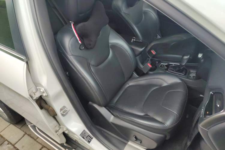 Used Jeep Cherokee 2019 2.0T Two-Wheel Drive Smart Enjoyment Version China VI Right Front Seat