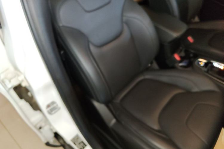 Used Jeep Cherokee 2019 2.0T Two-Wheel Drive Smart Enjoyment Version China VI Right Front Seat