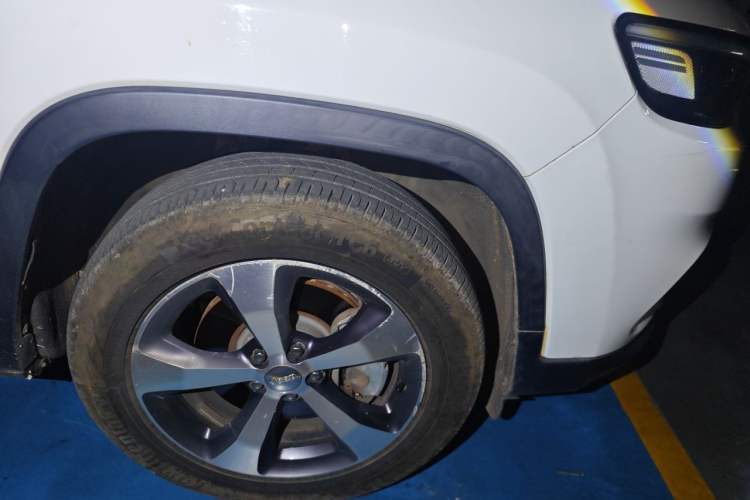 Used Jeep Cherokee 2019 2.0T Four-Wheel Drive Explorer Edition China V Right Front Wheel Hub