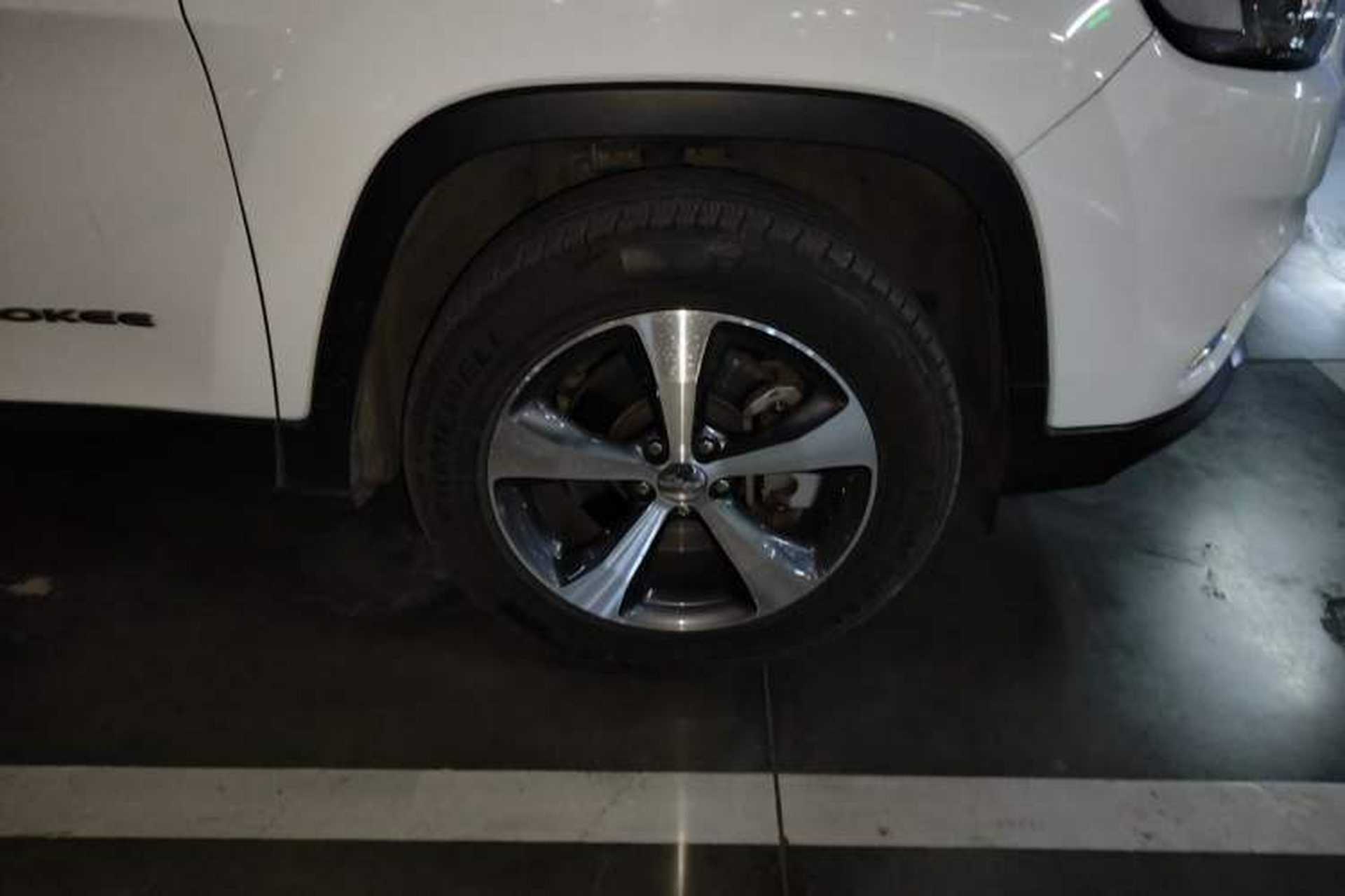 Used Jeep Cherokee 2019 2.0T Four-Wheel Drive Explorer Edition China VI Emission Standard Right Front Wheel Hub