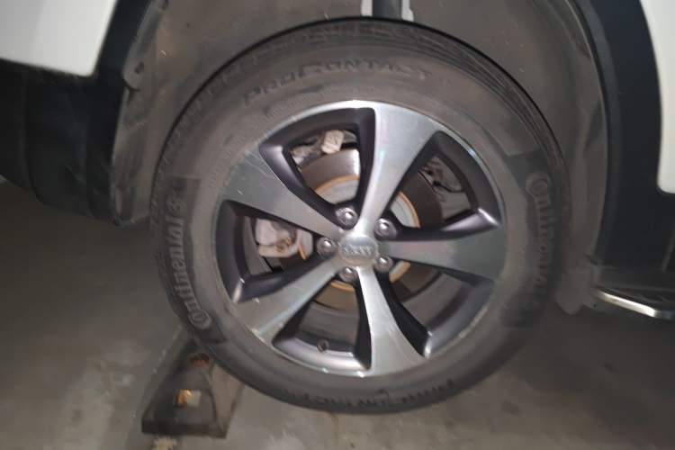 Used Jeep Cherokee 2019 2.0T Four-Wheel Drive Explorer Edition China VI Emission Standard Right Front Wheel Hub