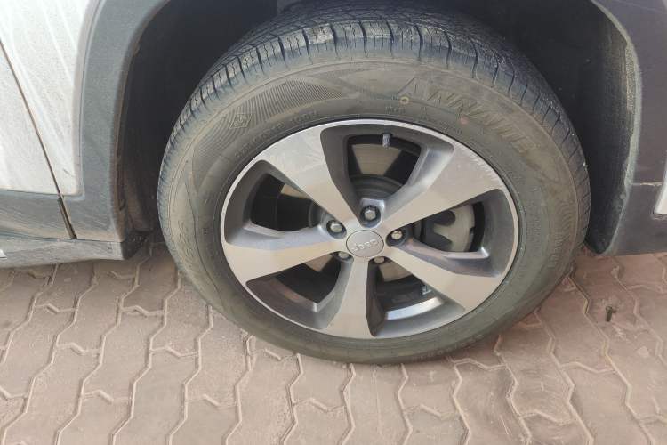Used Jeep Cherokee 2019 2.0T Four-Wheel Drive Explorer Edition China VI Emission Standard Right Front Wheel Hub