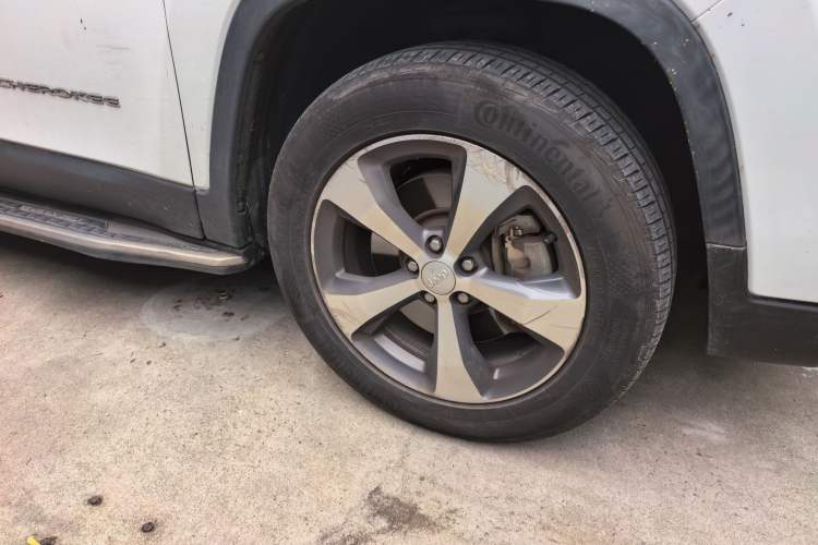 Used Jeep Cherokee 2019 2.0T Four-Wheel Drive Explorer Edition China VI Emission Standard Right Front Wheel Hub