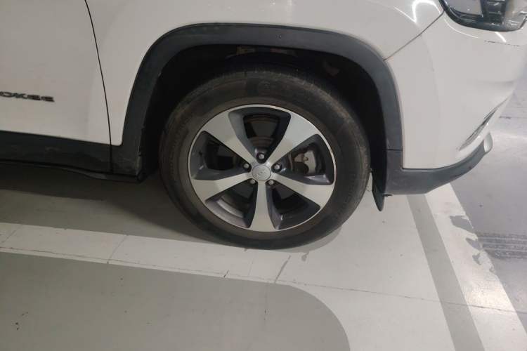Used Jeep Cherokee 2019 2.0T Two-Wheel Drive Smart Enjoyment Version China V Right Front Wheel Hub