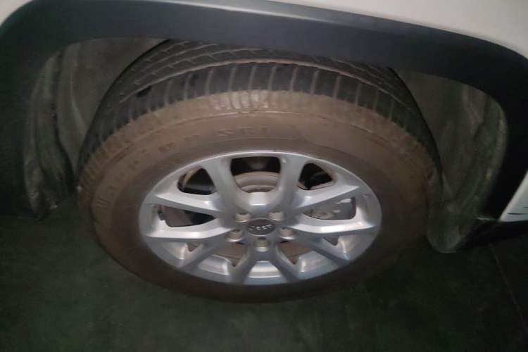 Used Jeep Cherokee 2019 2.0L Two-Wheel Drive Standard Edition China V Right Front Wheel Hub