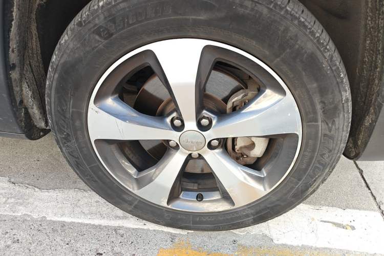 Used Jeep Cherokee 2019 2.0T Four-Wheel Drive Explorer Edition China V Right Front Wheel Hub