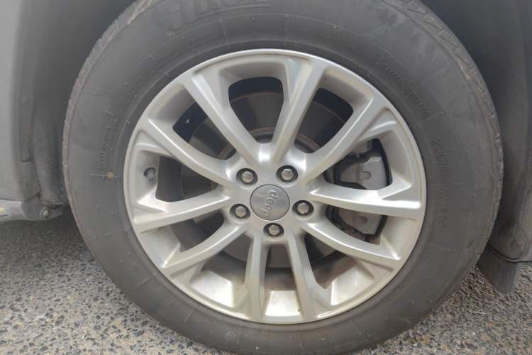 Used Jeep Cherokee 2019 2.0T Two-Wheel Drive Smart Enjoyment Version China VI Right Front Wheel Hub
