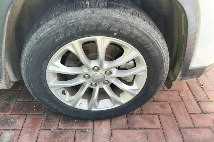 Used Jeep Cherokee 2019 2.0T Two-Wheel Drive Smart Enjoyment Version China VI Right Front Wheel Hub