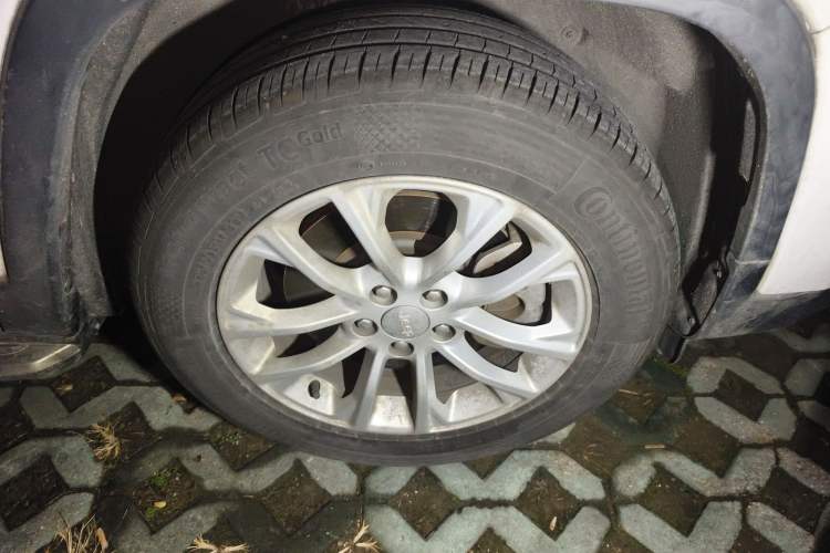 Used Jeep Cherokee 2019 2.0T Two-Wheel Drive Smart Enjoyment Version China V Right Front Wheel Hub