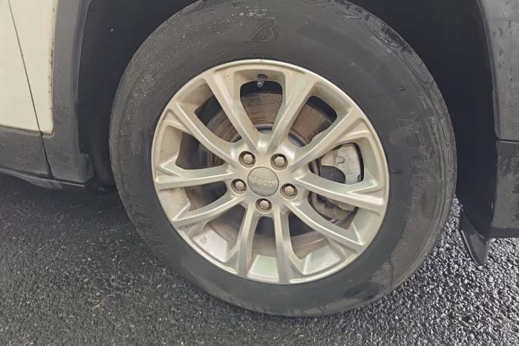 Used Jeep Cherokee 2019 2.0T Two-Wheel Drive Smart Enjoyment Version China V Right Front Wheel Hub