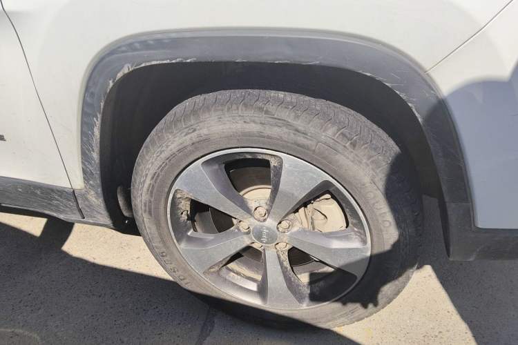 Used Jeep Cherokee 2019 2.0T Four-Wheel Drive Explorer Edition China VI Emission Standard Right Front Wheel Hub