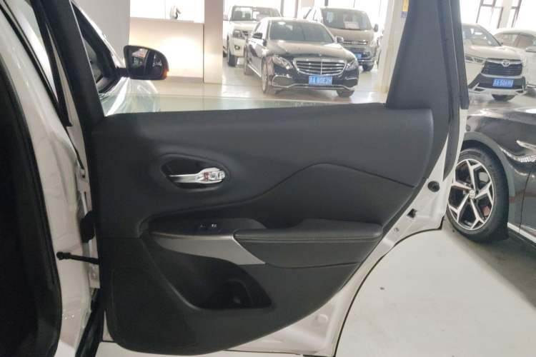 Used Jeep Cherokee 2019 2.0T Two-Wheel Drive Smart Enjoyment Version China V Right Rear Door Interior