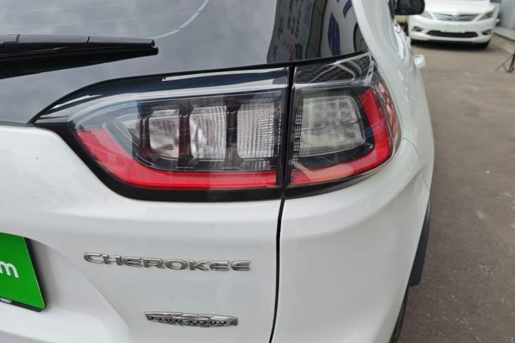 Used Jeep Cherokee 2019 2.0L Two-Wheel Drive Premium Edition China V Emission Standard Right Rear Taillight