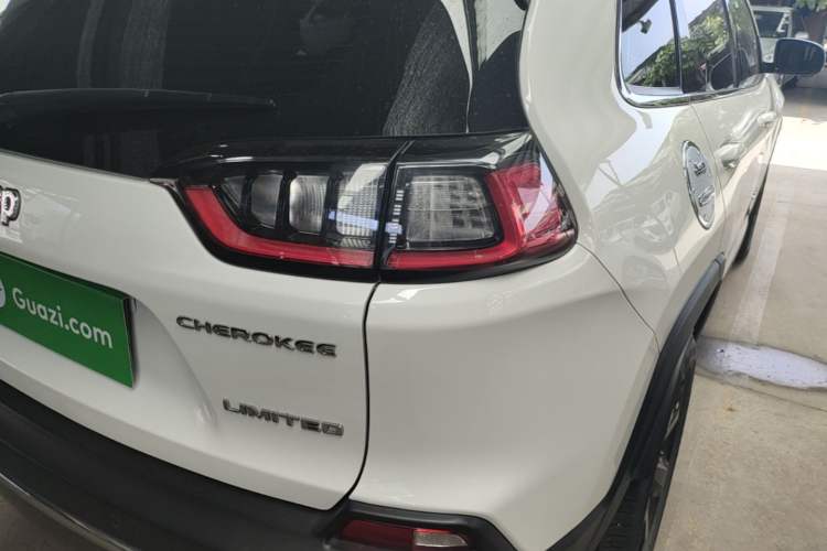 Used Jeep Cherokee 2019 2.0T Four-Wheel Drive Explorer Edition China VI Emission Standard Right Rear Taillight