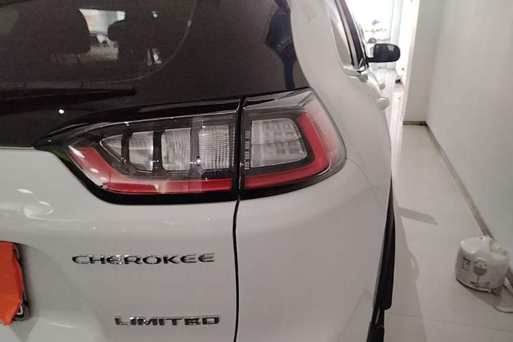 Used Jeep Cherokee 2019 2.0T Two-Wheel Drive Smart Enjoyment Version China V Right Rear Taillight