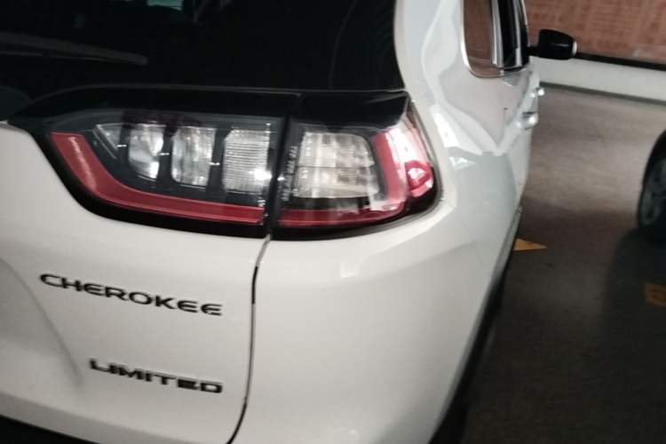 Used Jeep Cherokee 2019 2.0T Four-Wheel Drive Explorer Edition China V Right Rear Taillight