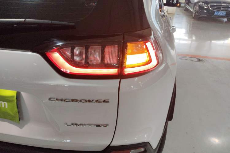 Used Jeep Cherokee 2019 2.0T Two-Wheel Drive Smart Enjoyment Version China V Right Rear Taillight
