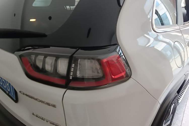 Used Jeep Cherokee 2019 2.0T Four-Wheel Drive Exploration Edition + Autonomous Driving Smart Package China V Right Rear Taillight