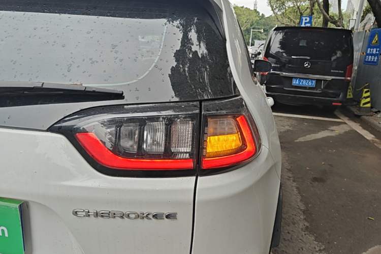 Used Jeep Cherokee 2019 2.0T Two-Wheel Drive Smart Enjoyment Version China V Right Rear Taillight