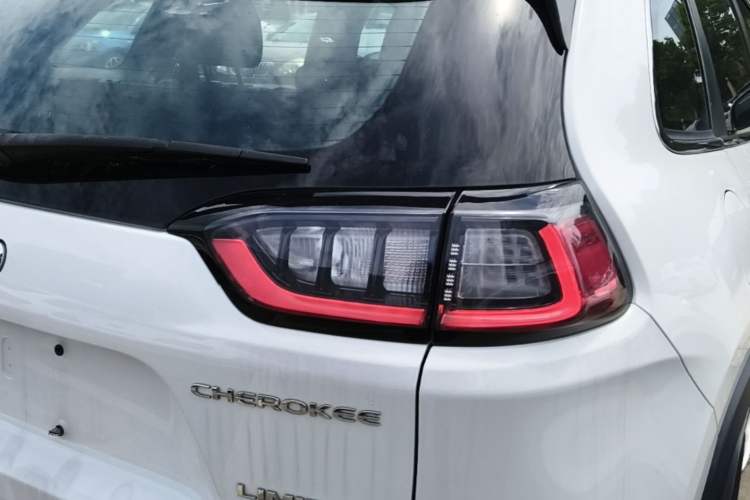 Used Jeep Cherokee 2019 2.0T Four-Wheel Drive Explorer Edition China VI Emission Standard Right Rear Taillight