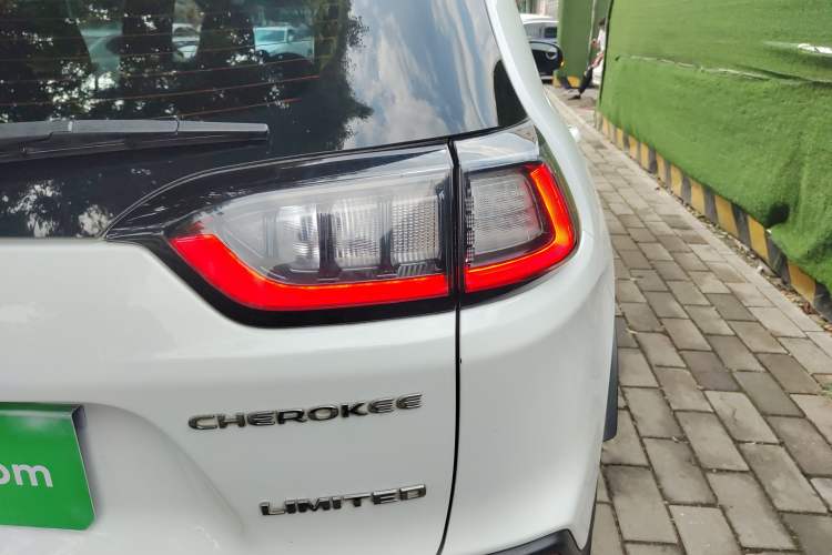 Used Jeep Cherokee 2019 2.0T Two-Wheel Drive Smart Enjoyment Version China VI Right Rear Taillight