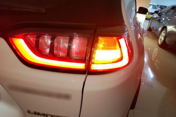 Used Jeep Cherokee 2019 2.0T Two-Wheel Drive Smart Enjoyment Version China VI Right Rear Taillight
