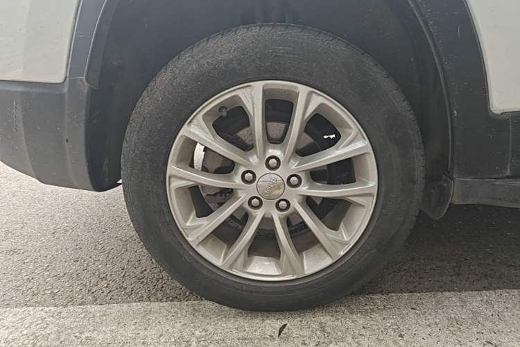 Used Jeep Cherokee 2019 2.0T Two-Wheel Drive Smart Enjoyment Version China V Right Rear Wheel Hub